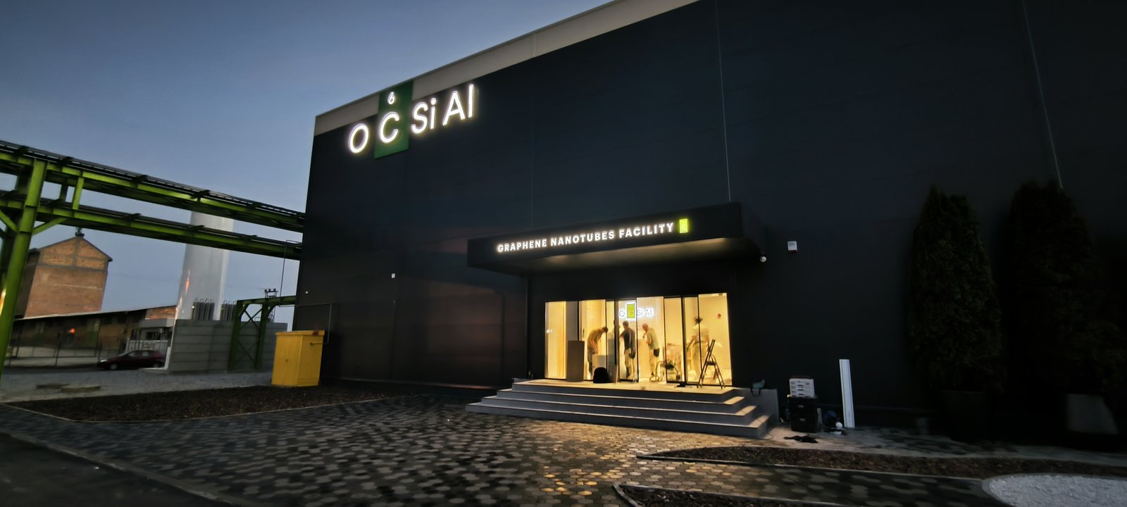 OCSiAl — osvijetljena fasada i ulaz, vizualno brendiranje zgrade