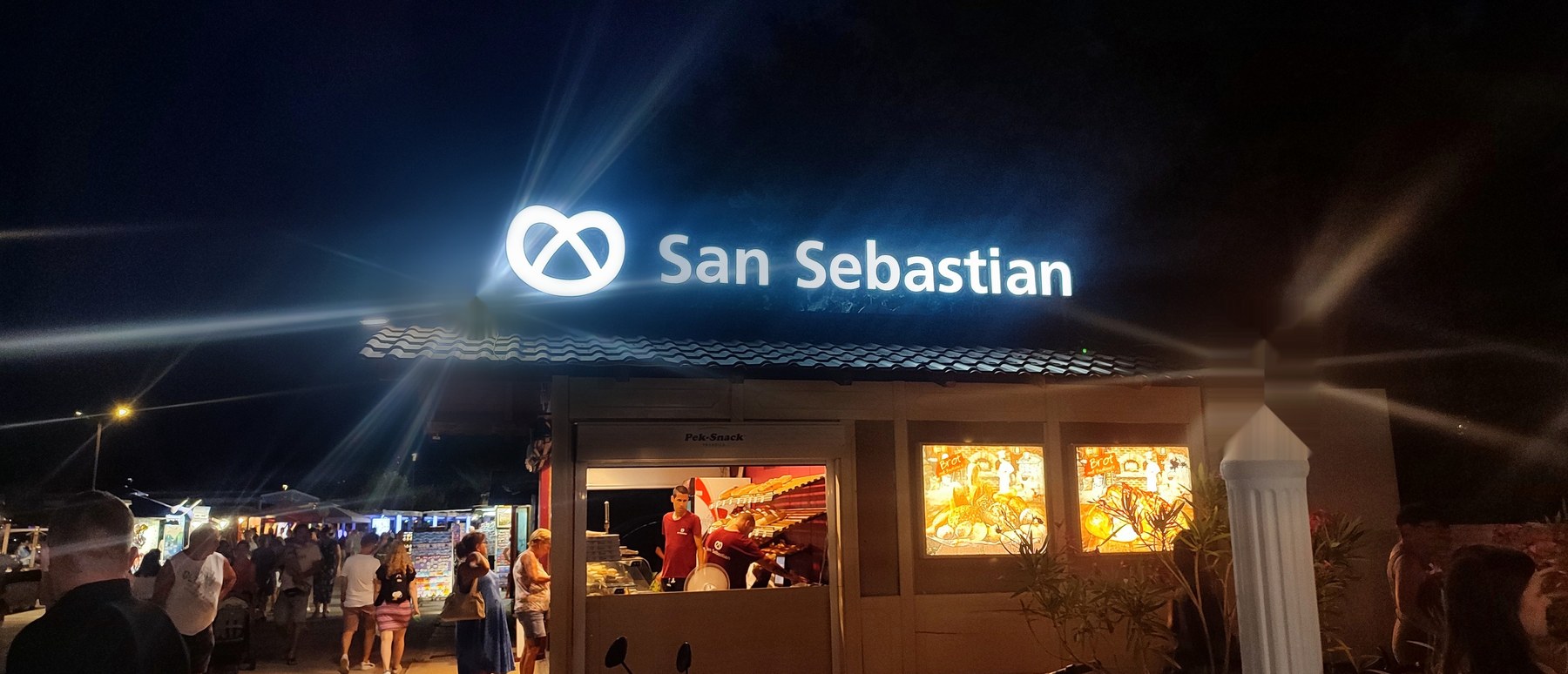 San Sebastian na šetnici u Medulinu noću — 3D natpis i svjetleće kutije rade i deset godina nakon montaže